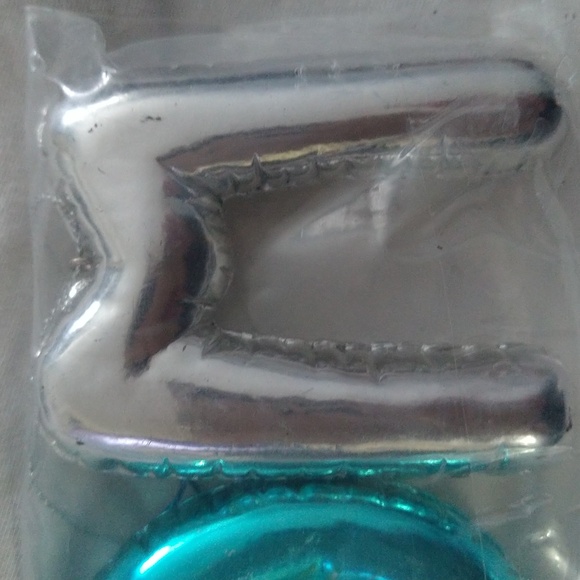 Silver Metal Balloon "MOM" Letters - Picture 4 of 5